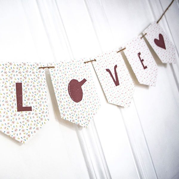 Abbildung: Wimpelkette mit dem Wort Love.